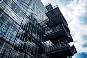CBAM 2026: kluczowe zmiany w przepisach, harmonogram raportowania i wyliczanie kosztów emisji — praktyczny przewodnik dla firm importujących stal, aluminium i chemię
